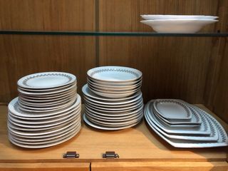 Set di piatti e vassoi in ceramica e porcellana