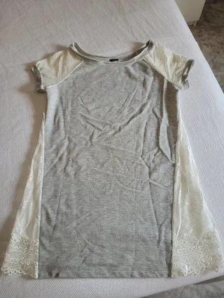 Abito grigio con pizzo bianco