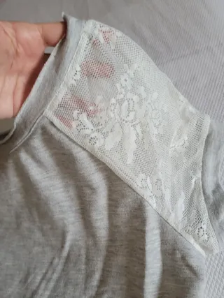 Abito grigio con pizzo bianco