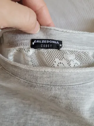 Abito grigio con pizzo bianco