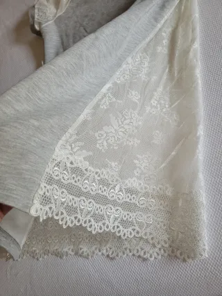 Abito grigio con pizzo bianco