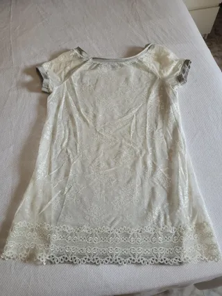 Abito grigio con pizzo bianco