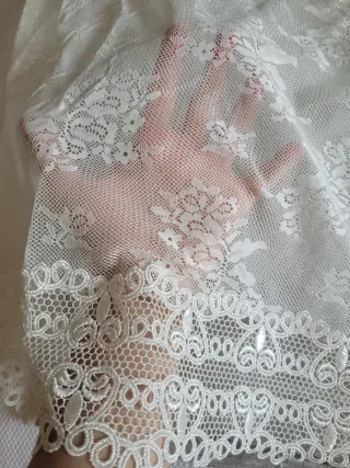 Abito grigio con pizzo bianco