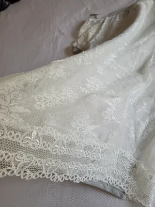 Abito grigio con pizzo bianco
