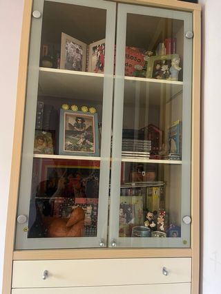 Mueble vitrina con cajones