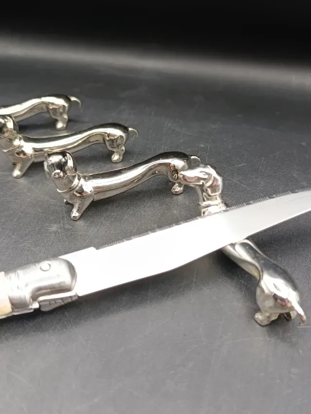 Supporto per posate a forma di salsiccia d'argento