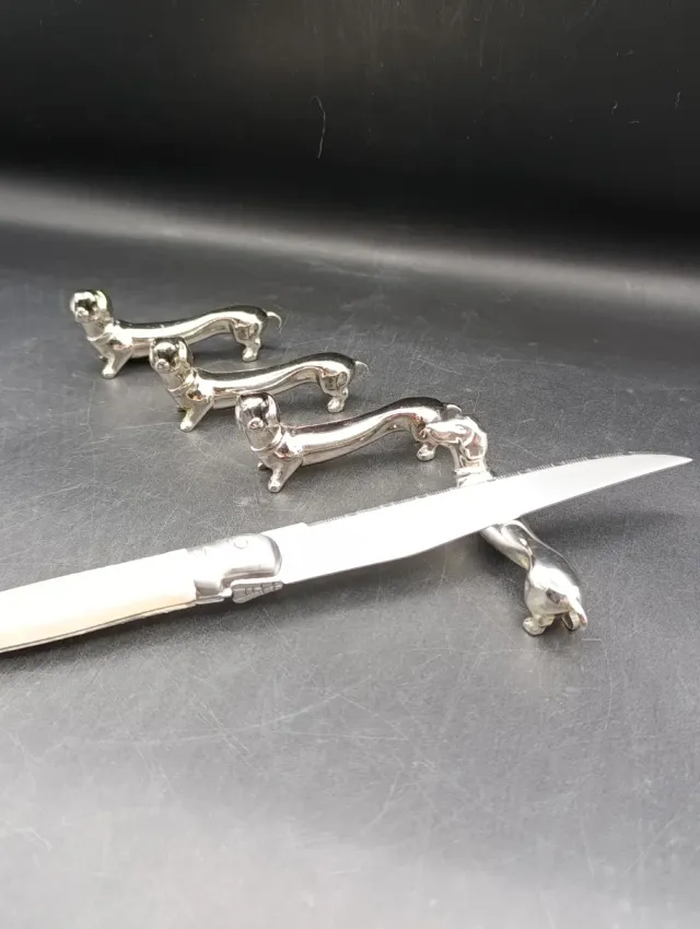 Supporto per posate a forma di salsiccia d'argento