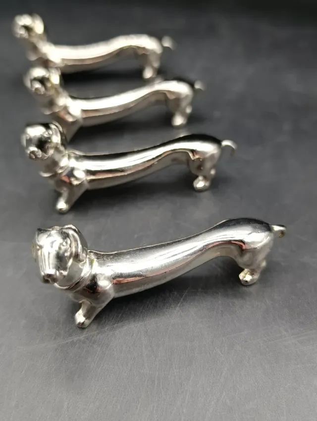 Supporto per posate a forma di salsiccia d'argento