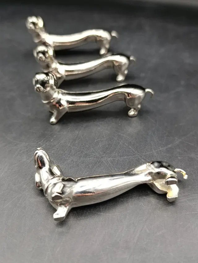 Supporto per posate a forma di salsiccia d'argento