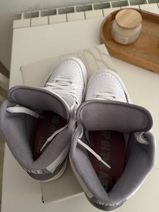 Air Jordan 2 Retro Blancas y Grises Hombre