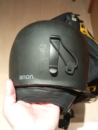 Casco de snowboard ANON negro.
