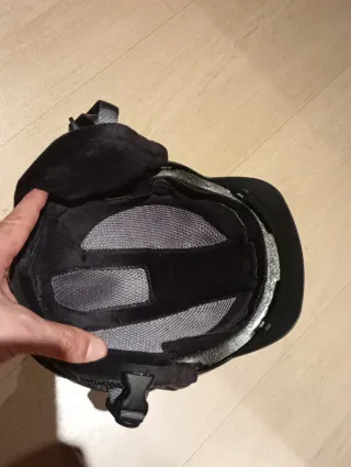 Casco de snowboard ANON negro.