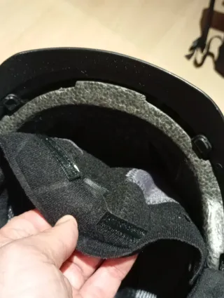 Casco de snowboard ANON negro.