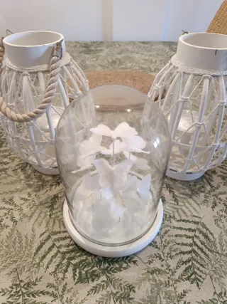 Lampada con farfalle in cristallo e vasi in vimini