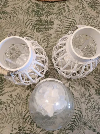 Lampada con farfalle in cristallo e vasi in vimini