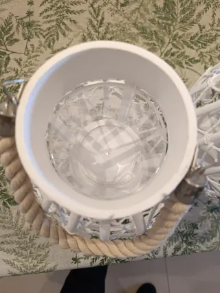 Lampada con farfalle in cristallo e vasi in vimini