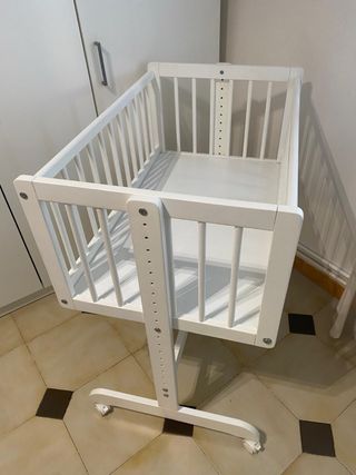 Minicuna bebé blanca con ruedas