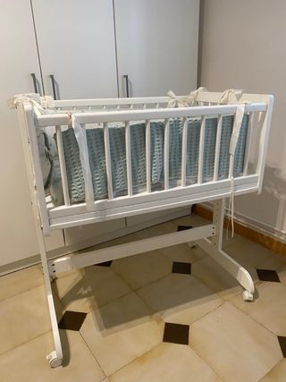 Minicuna bebé blanca con ruedas