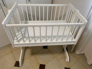 Minicuna bebé blanca con ruedas