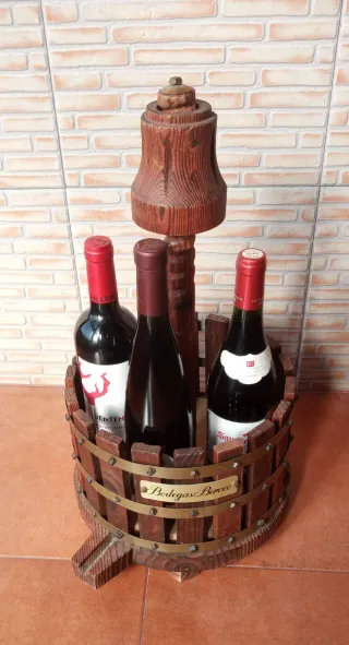 Portabottiglie in legno con dettagli metallici