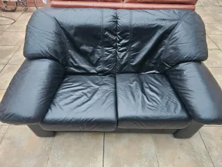 Divano in pelle nera a 2 posti