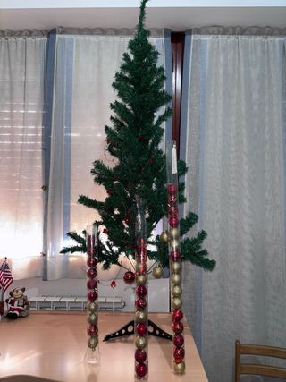 albero di Natale con luci e addobbi