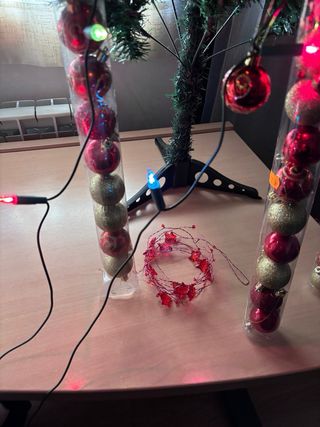 albero di Natale con luci e addobbi