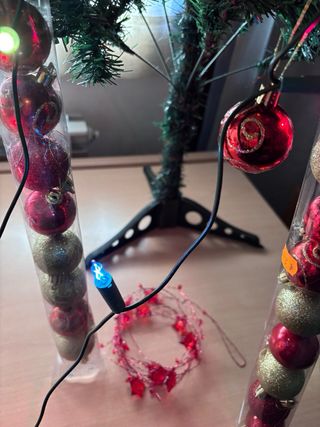 albero di Natale con luci e addobbi