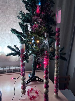 albero di Natale con luci e addobbi