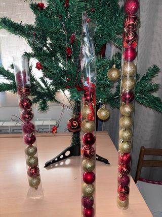 albero di Natale con luci e addobbi