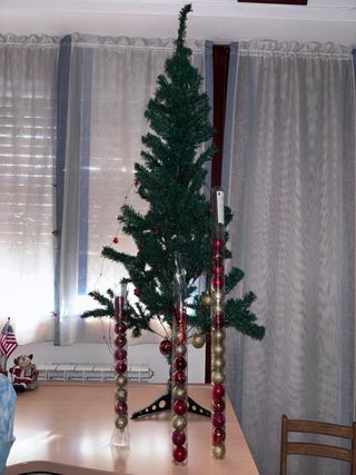 albero di Natale con luci e addobbi