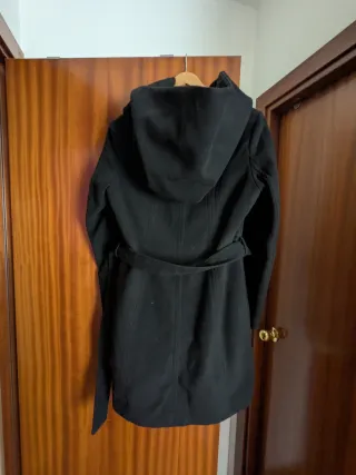 Abrigo negro con capucha