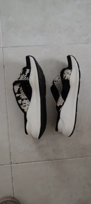 Ciabatte con zeppa nere e bianche