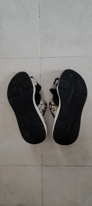 Ciabatte con zeppa nere e bianche