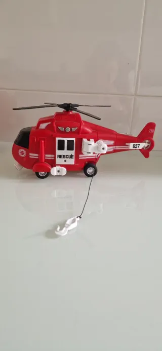 Helicóptero de juguete rojo