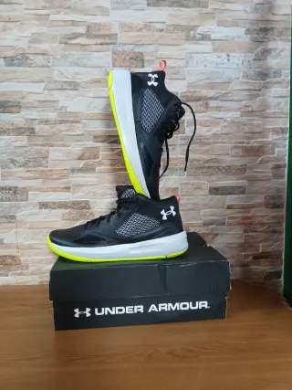 Zapatillas Under Armour Negras y Amarillas