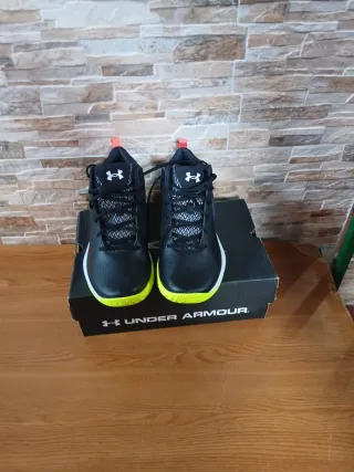 Zapatillas Under Armour Negras y Amarillas