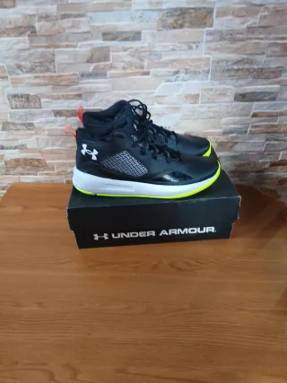 Zapatillas Under Armour Negras y Amarillas