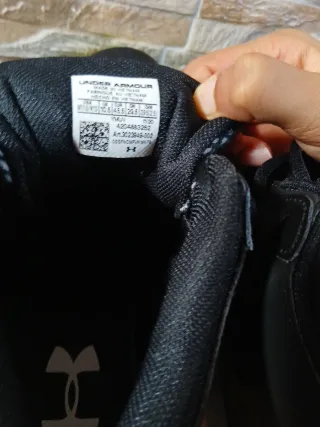 Zapatillas Under Armour Negras y Amarillas