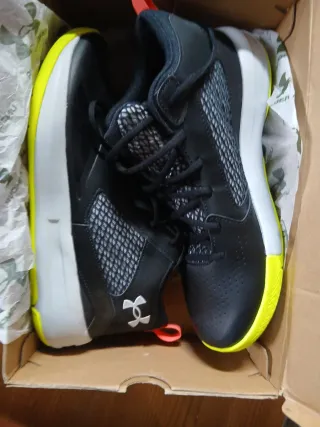 Zapatillas Under Armour Negras y Amarillas