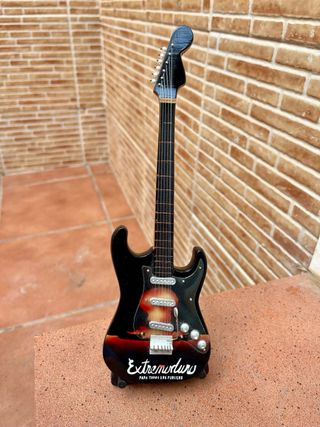 Miniatura Guitarra Extremoduro Para Todos Los Publ