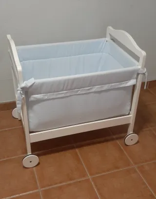 Minicuna para bebé con ruedas