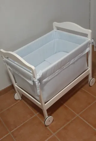 Minicuna para bebé con ruedas