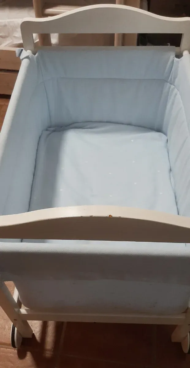 Minicuna para bebé con ruedas