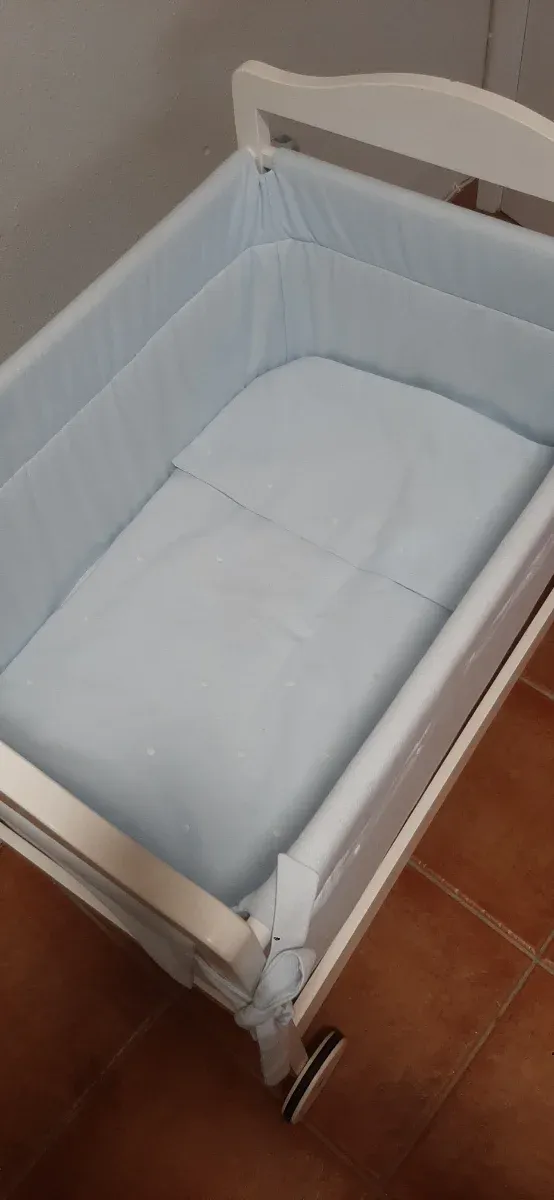 Minicuna para bebé con ruedas