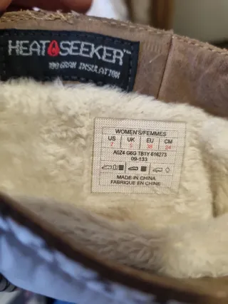 Botas de invierno marrones y blancas