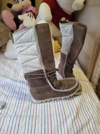 Botas de invierno marrones y blancas
