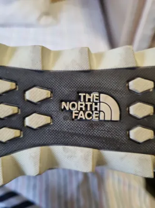 Botas de invierno marrones y blancas