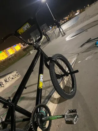 Bicicleta BMX 20" negra