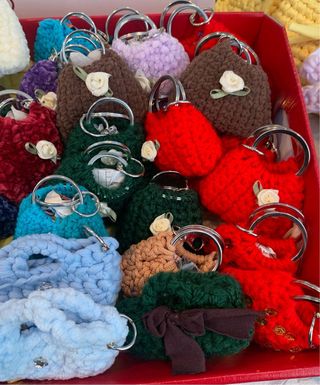 Portachiavi fatti a mano in cotone , lana ecc.